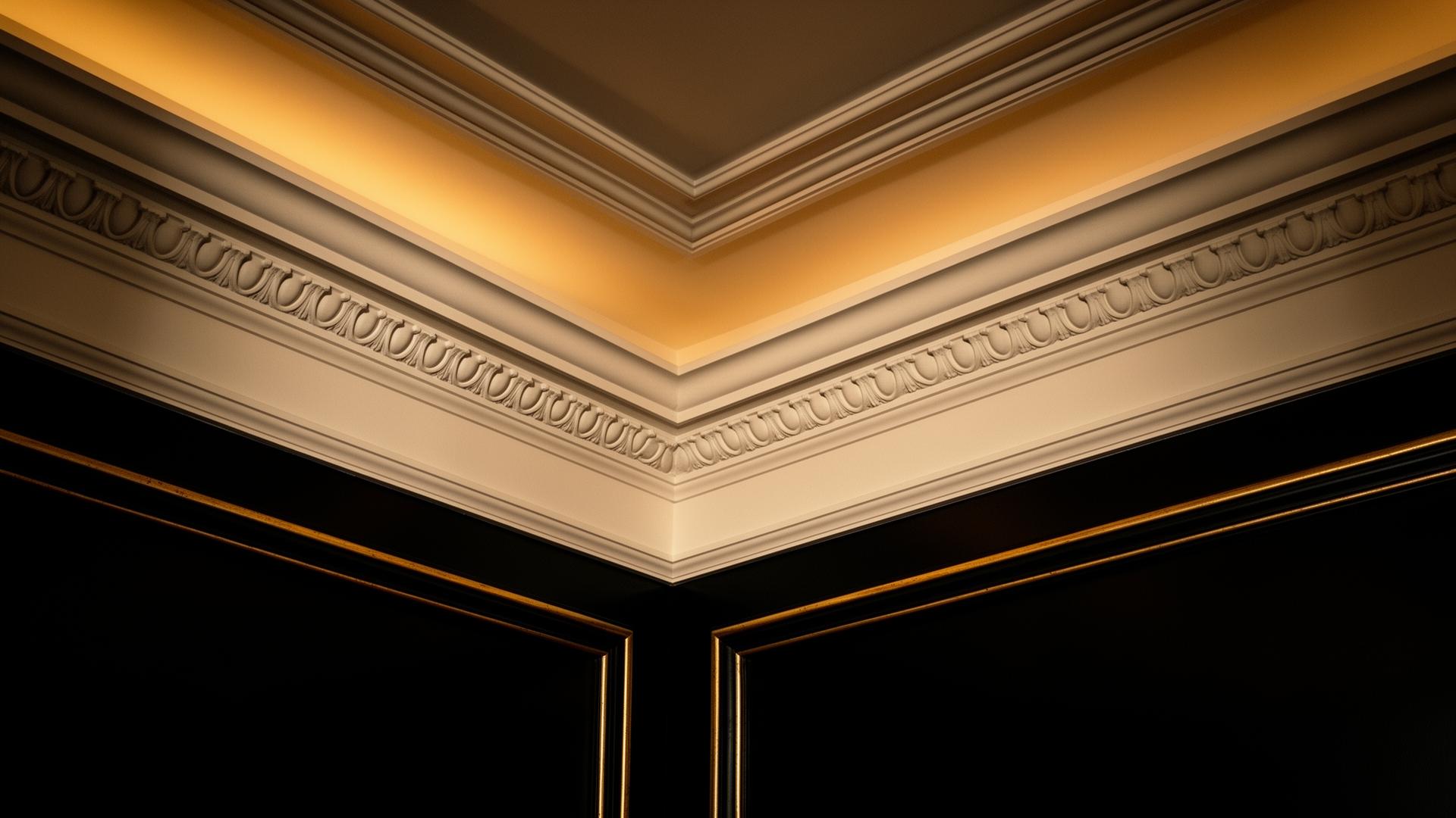 Detalle arquitectónico de molduras de lujo en cornisa